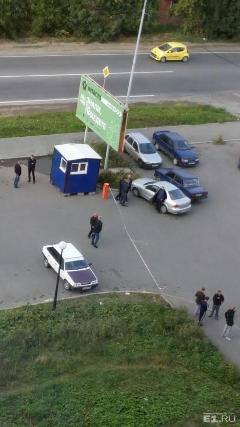 В Екатеринбурге за ночь превратили бесплатную парковку в платную, огородив машины бетонными блоками авто, екатеринбург, парковка
