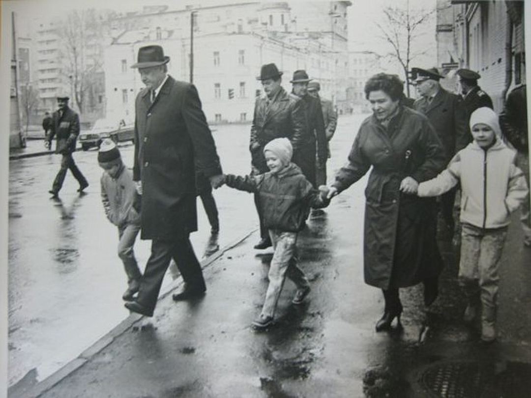 Наина и Борис Ельцины с детьми. Свердловск, 60-е годы. Фото: Президентский центр Б.Н. Ельцина 