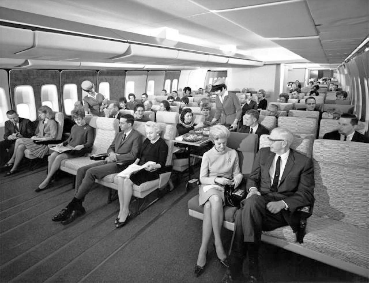 Раньше в е. Боинг 747 1960. Pan am. Boeing–747, 1960. Боинг 747 70 года салон. Боинг 747 салон старый.