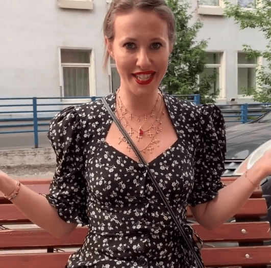 Подписчики высмеяли платье Ксении Собчак, которое оказалось не по размеру 