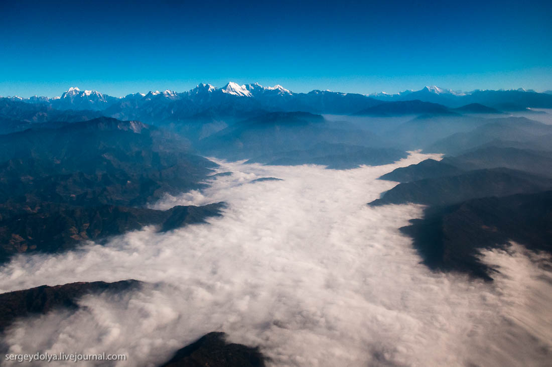 Небо с высоты. Вид с окна самолета. Земля с высоты космоса. До пяти тысяч метров. "над облаками".
