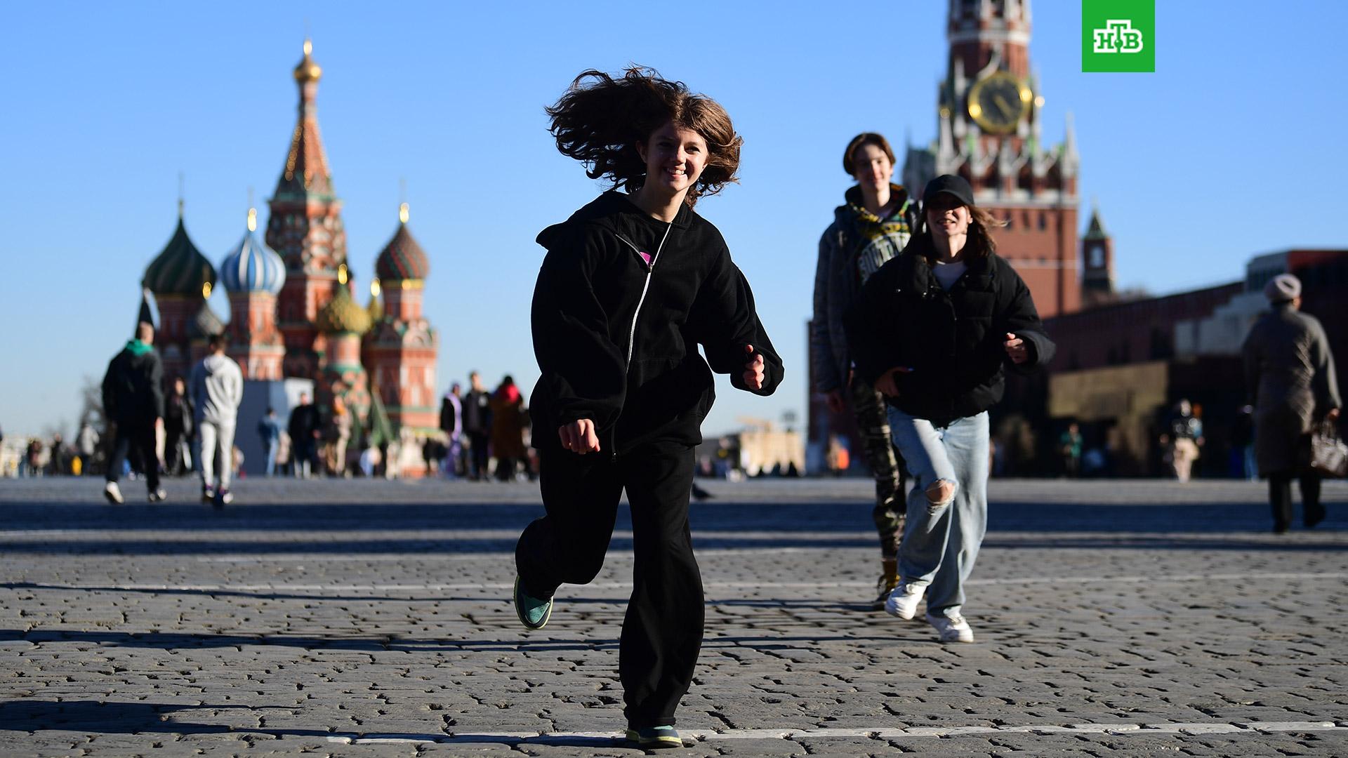 Москва люди красная площадь. Москва люди. Потепление в Москве. Москвич бежит. Концерт в Москве сегодня на красной площади.