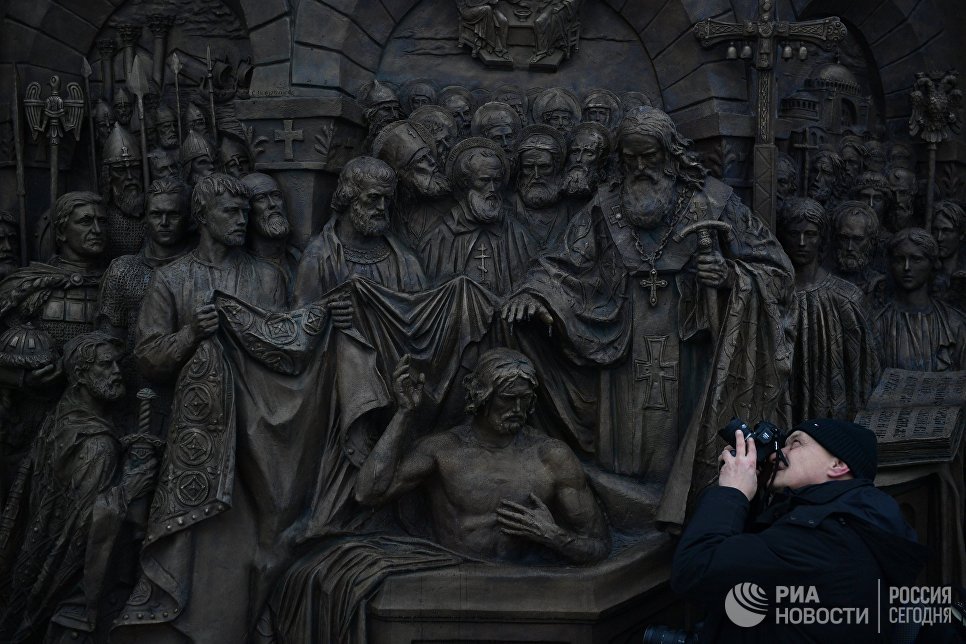 Открытия памятника владимиру. Памятник Владимиру Мономаху в Москве на Боровицкой площади. Открытие памятника князю Владимиру. Памятник князю Владимиру в Москве.