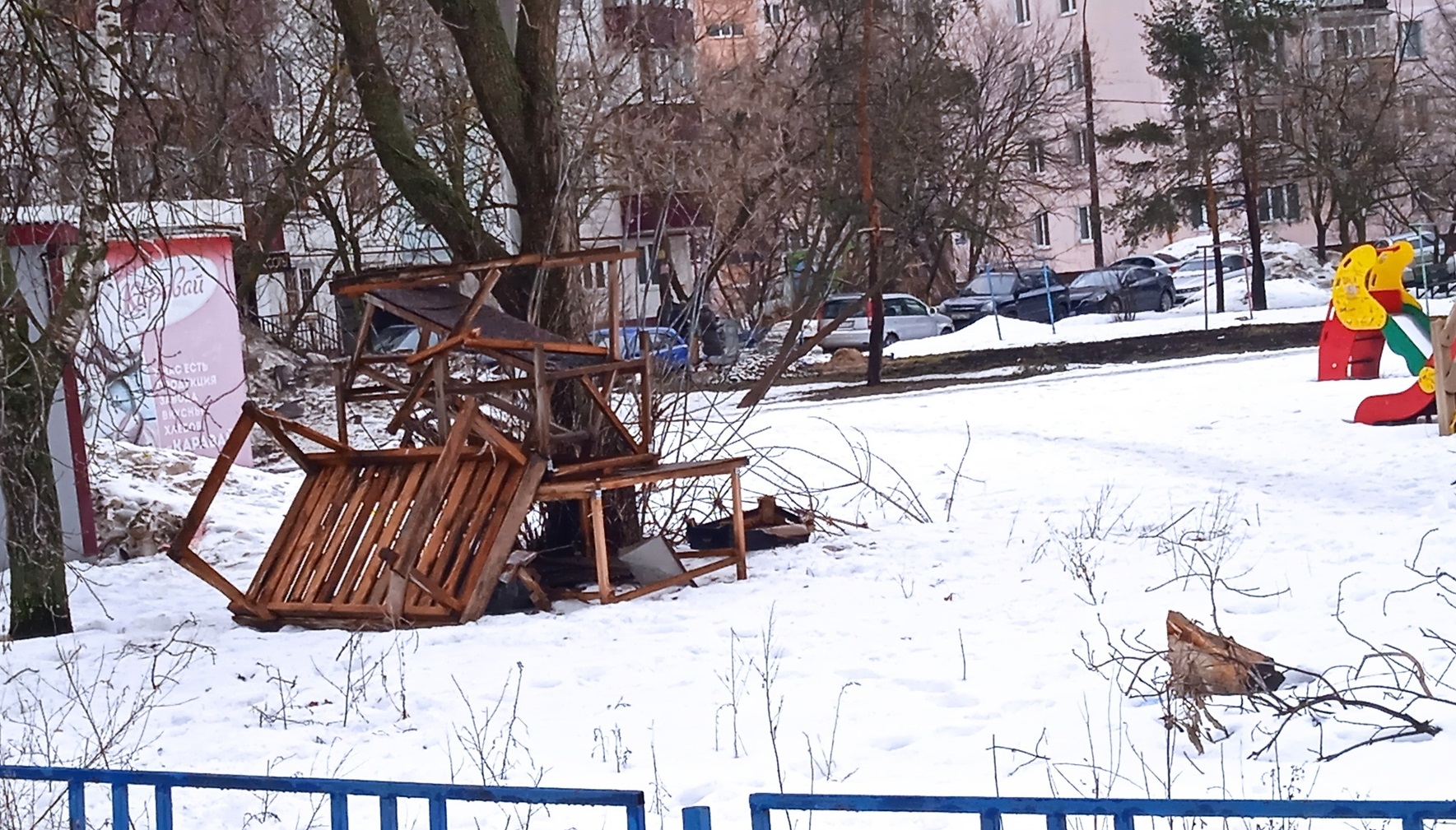 Скамейки во дворе многоквартирного дома