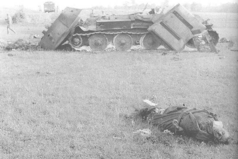 10. Разрушенный внутренним взрывом Т-34 и погибший лейтенант-танкист.Озерница.Конец июня 1941 г.