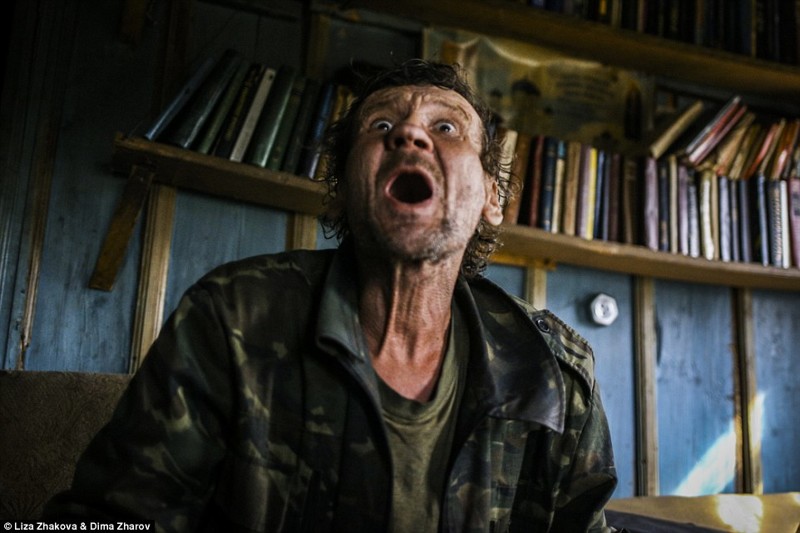 Леша — бывший шахтер, живет в деревне Спирдово; заполняет свой день охотой и употреблением спиртных напитков в пустой деревне   бомжи и пьяницы, российская глубинка