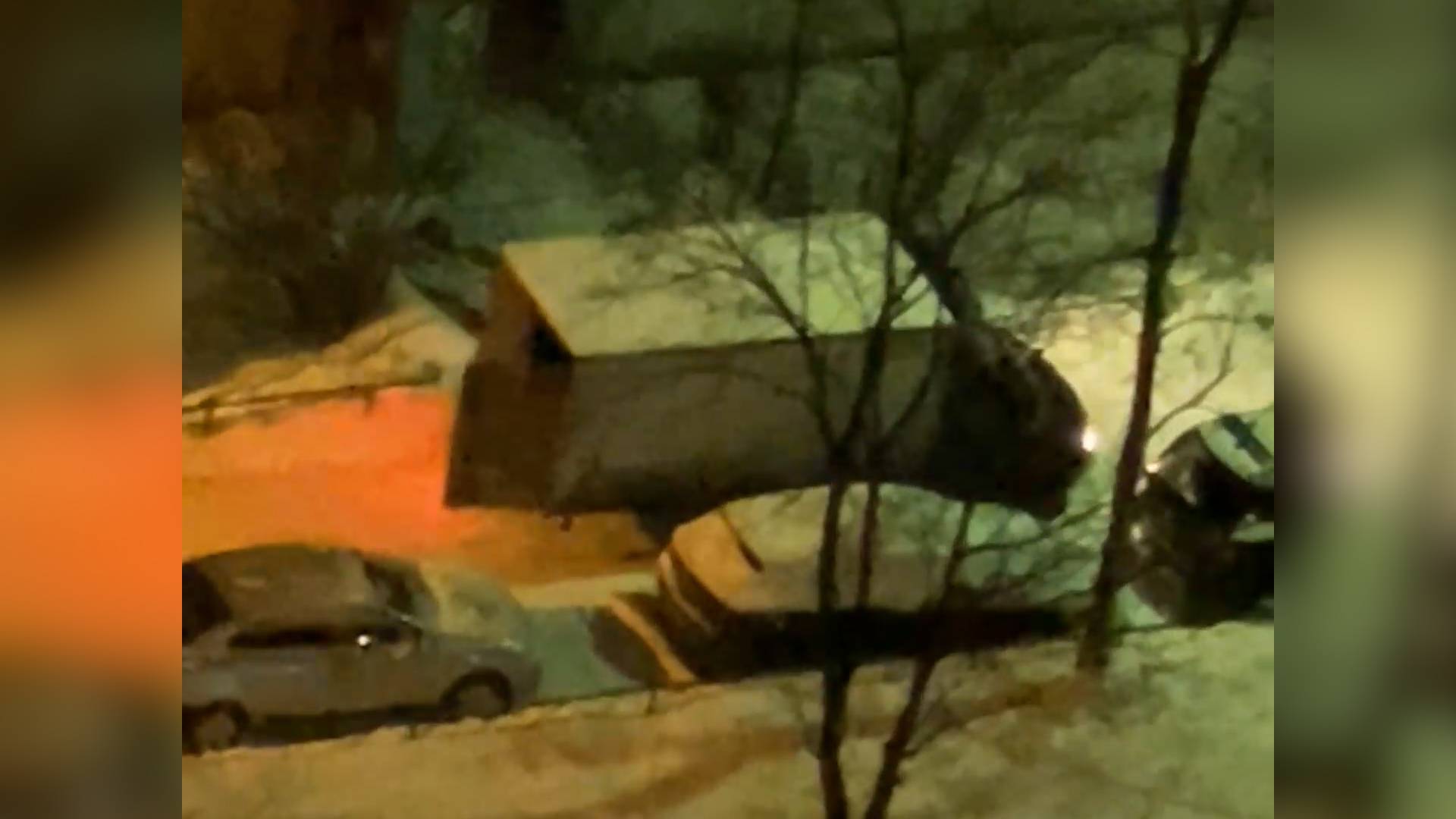 Водитель «Газели» повредил десяток автомобилей незакрытой дверцей фургона