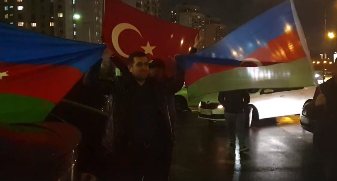 Азербайджанцы под флагом Турции избили чучело Пашиняна в Москве: "Снимай, брат, снимай!" Азербайджанцы под флагом Турции избили чучело Пашиняна в Москве: "Снимай, брат, снимай!" россия