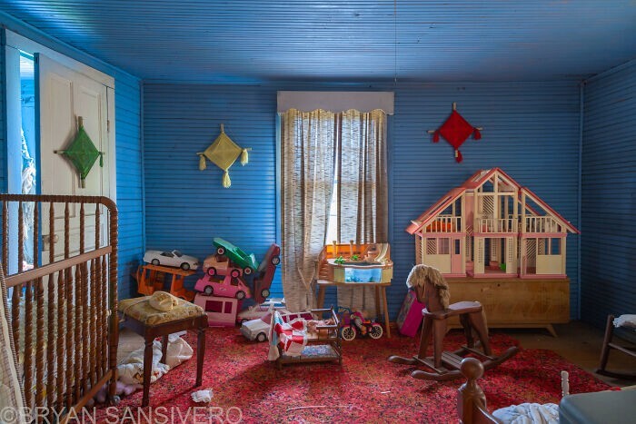 Назад в прошлое: интерьеры заброшенного дома 1960-х годов игрушки, много, старые, Барби, которые, Северной, Кроме, детствоШкаф, вспомнил, Увидев, любви, когдато, потому, грусть, чувствовалась, семья, наблюдает, стену Семейные, казалось, портретов