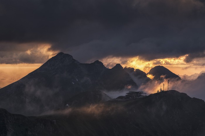 Вершины гор, объятые туманом, в преддверии чего то устрашающего. Автор фотографии: Купрацевич Дмитрий.