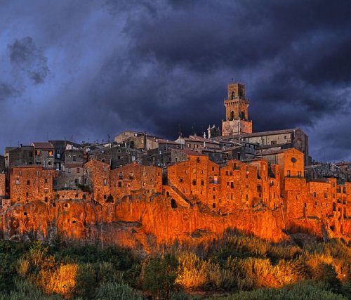 Самые живописные города, возведённые на скалах (33 фото)