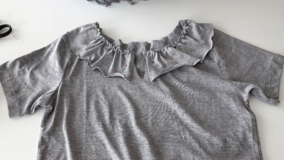 Простая футболка - идеальная вещь для переделок. Из нее можно сделать нарядную блузку, майку или юбку. Если добавить другую ткань, то получится платье.-8