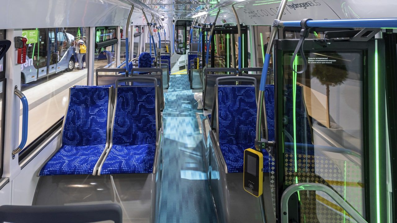 В Екатеринбурге кондуктор вытолкнула пассажира из автобуса в ходе спора об оплате