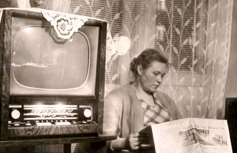 А зачем в Советском Союзе телевизор накрывали салфеткой? стене, салфетка, салфеткой, кинескоп, старшего, практичное, более, имела, говорили салфетка, Однако, времена, шкатулки, статуэтки, вазочки, ставили, телевизореСверху, службу, применение В, накрыть, считали
