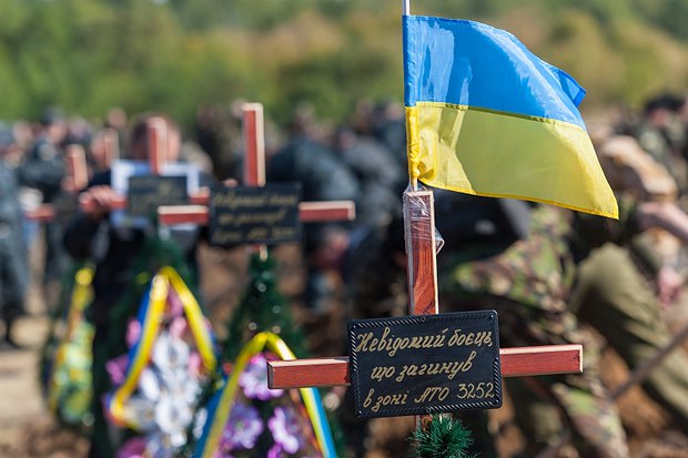Пьяный украинец украл и продал флаги с могил «АТОшников»