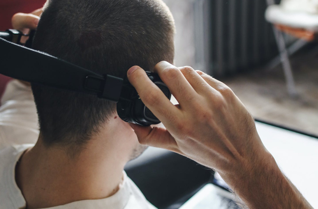 Если часто слушать музыку в наушниках, можно оглохнуть?  