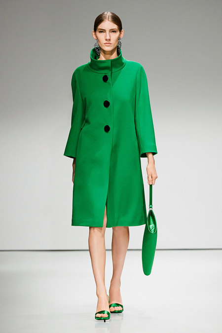 Модель в зеленом пальто ниже колен от Escada - модные пальто осень 2016, зима 2017