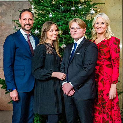 Королевские семьи Норвегии, Великобритании и Дании представили свои открытки к Рождеству женой, Харальд, Хокон, королева, Норвегии, семьи, также, кронпринц, детьми, этого, рождественской, королевской, представители, семьей, Фредерика, король, принц, позируют, появилась, принца