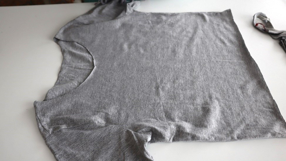 Простая футболка - идеальная вещь для переделок. Из нее можно сделать нарядную блузку, майку или юбку. Если добавить другую ткань, то получится платье.-4