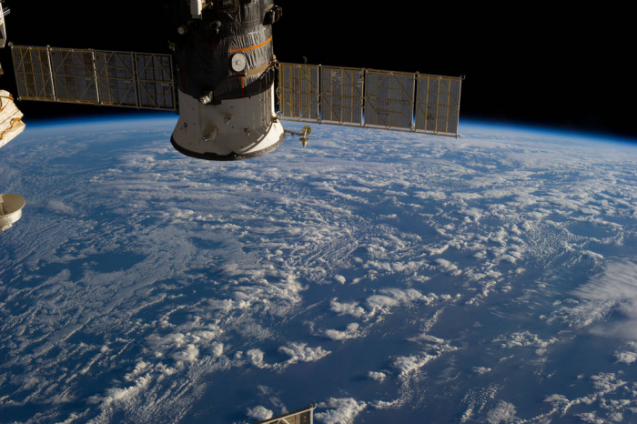 Международная космическая станция на фоне океана между Антарктидой и Австралией