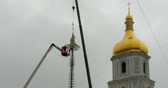 На главную елку Украины впервые надели шляпу вместо звезды