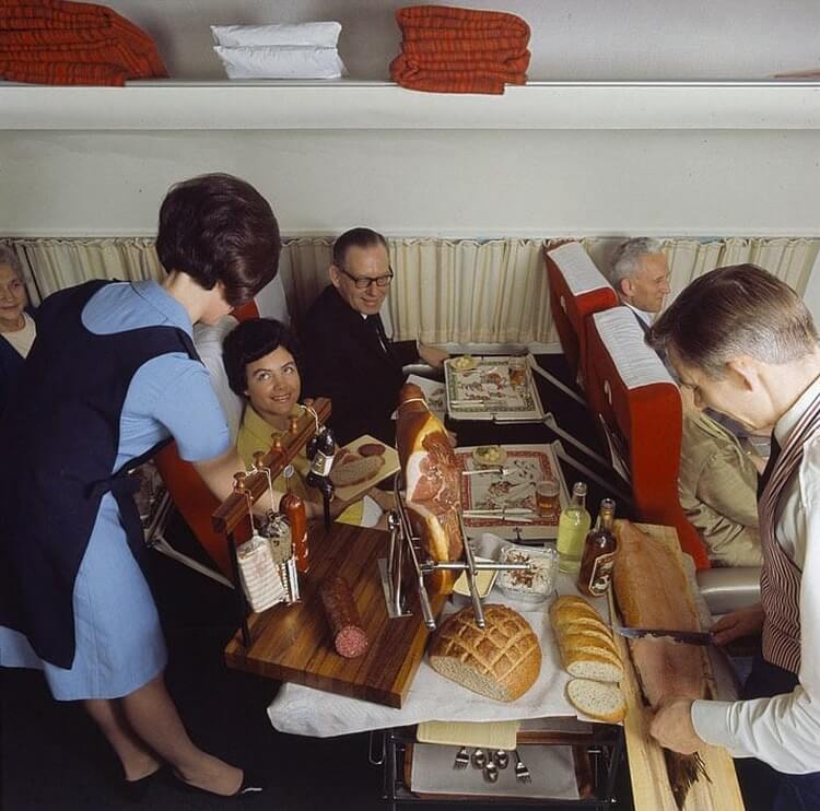 Вот как кормили в самолетах 50 лет назад Вот как кормили в самолетах 50 лет назад