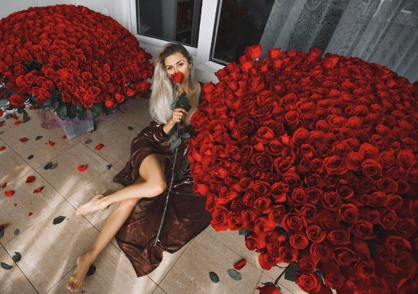 Виктория Боня «искупалась» в подаренном ей букете из 1500 красных роз