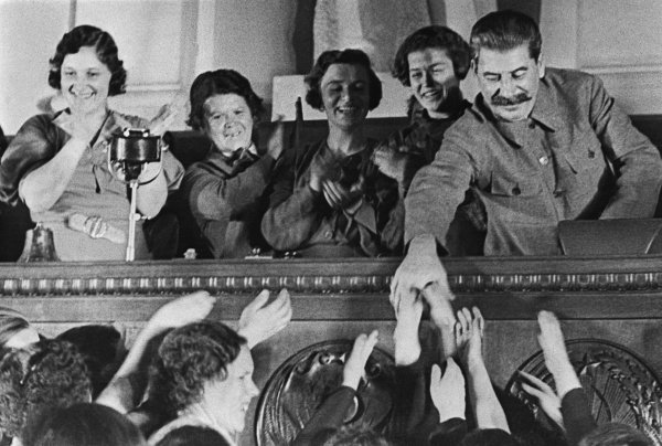 И.В. Сталин приветствует участниц совещания жен командиров РККА. Москва, сентябрь 1936 года. / РИА Новости