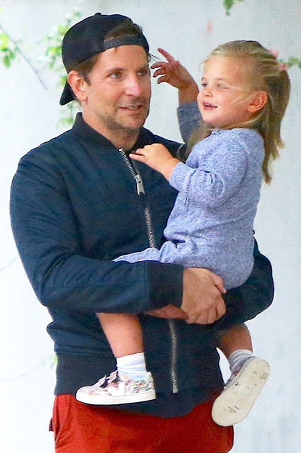Брэдли Купер прогулялся с дочерью Леей по Нью-Йорку Звездные дети