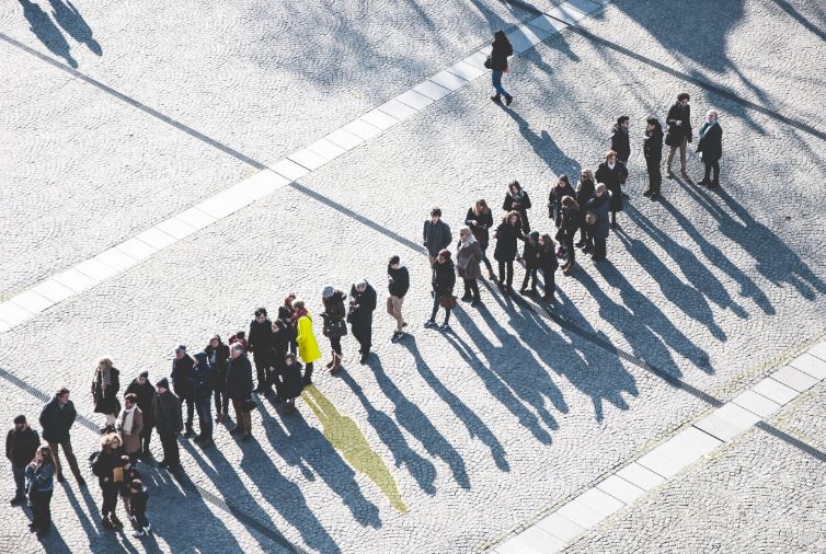 Жители Молдавии часами стоят в очередях за дровами