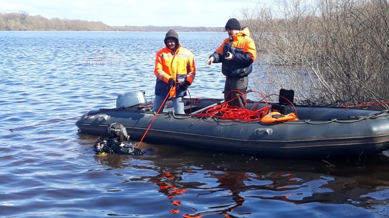 Водолазы нашли тело пропавшего у моста в Прикамье мальчика