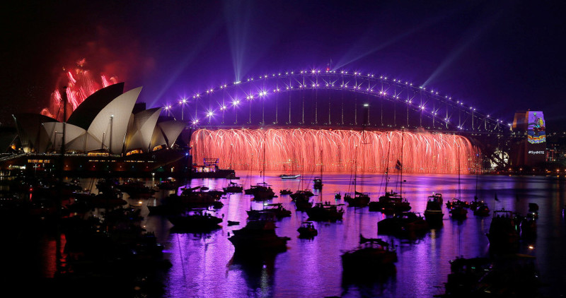 Фейерверки в честь Нового года над Сиднейским оперным театром и мостом Харбор-Бридж, 31 декабря 2016. новый год, праздник, салют, фейрверк