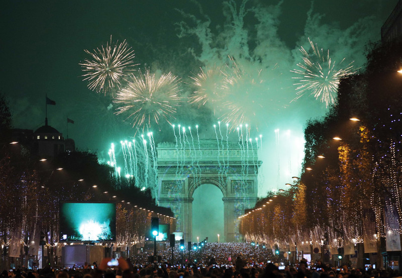 На Елисейских полях в Париже собралось невероятное количество народу, 1 января 2017. новый год, праздник, салют, фейрверк