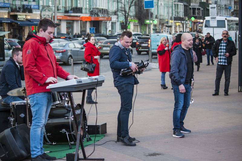 Записки Колорадского Таракана. Армия украинских буратин ушла за туями Записки Колорадского Таракана. Армия украинских буратин ушла за туями украина