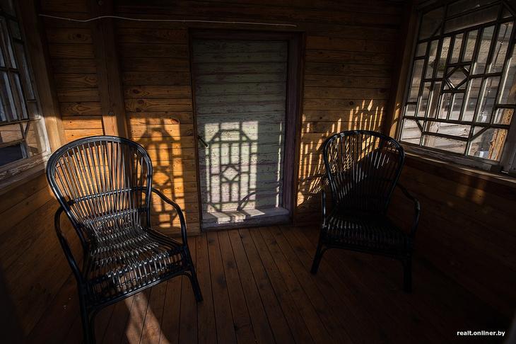 «Вложил сюда все свои сбережения». Как один человек возрождает деревню на Голубых озерах 