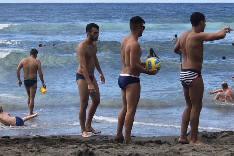 Мальчик увидел трусы. Испанцы на пляже. Пляжи Испании мужчины. Мужики на пляже Испания. Испанцы на пляже фото.