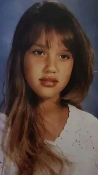 Звезды 90-х: Лохан, Альба и Хёрли показали, как выглядели в молодости