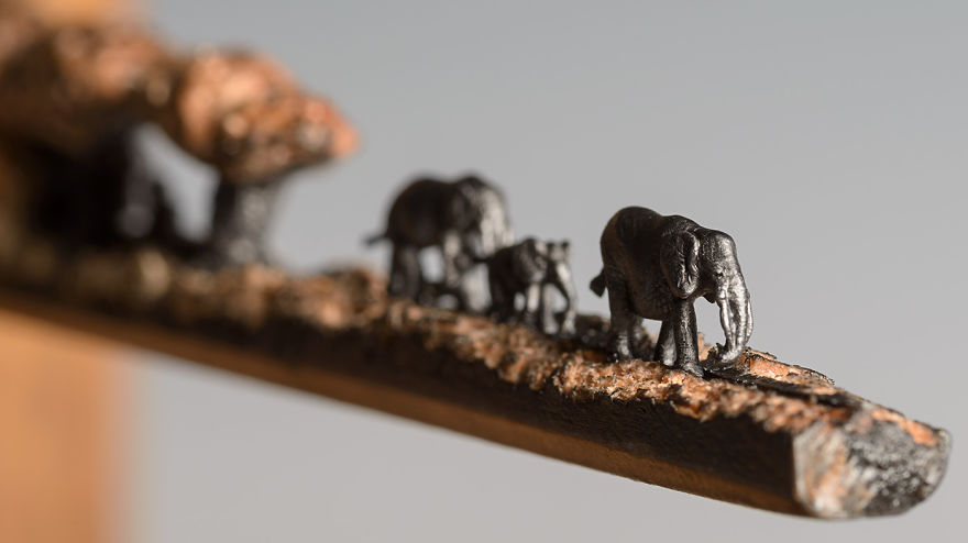 хдожница вырезает слонов и фигурки на карандашах 