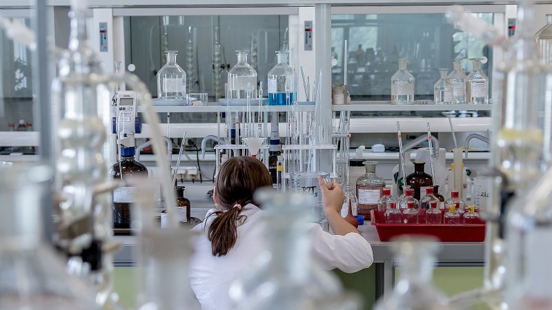 «Вся химия строится на нём»: московский химик рассказал о роли периодического закона Менделеева