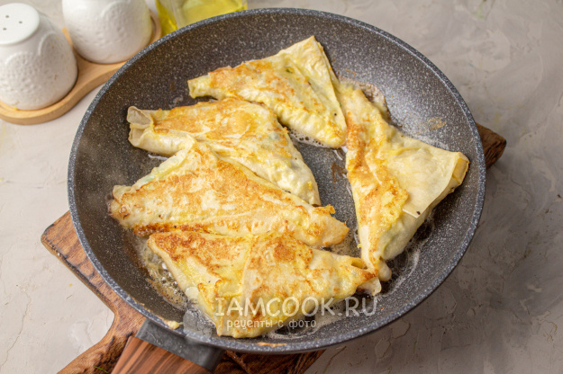 Слоеные пирожки без слоеного теста: быстро, вкусно и с большим количеством сыра Слоеные пирожки без слоеного теста: быстро, вкусно и с большим количеством сыра пирожки, лаваш, солью, рецепт, список, зелень, сторон, сразу, каждой, растительное, Можно, только, твёрдый, перцем, удобнее, сковороде, побольше, полоски, текстуру, обмакиваем