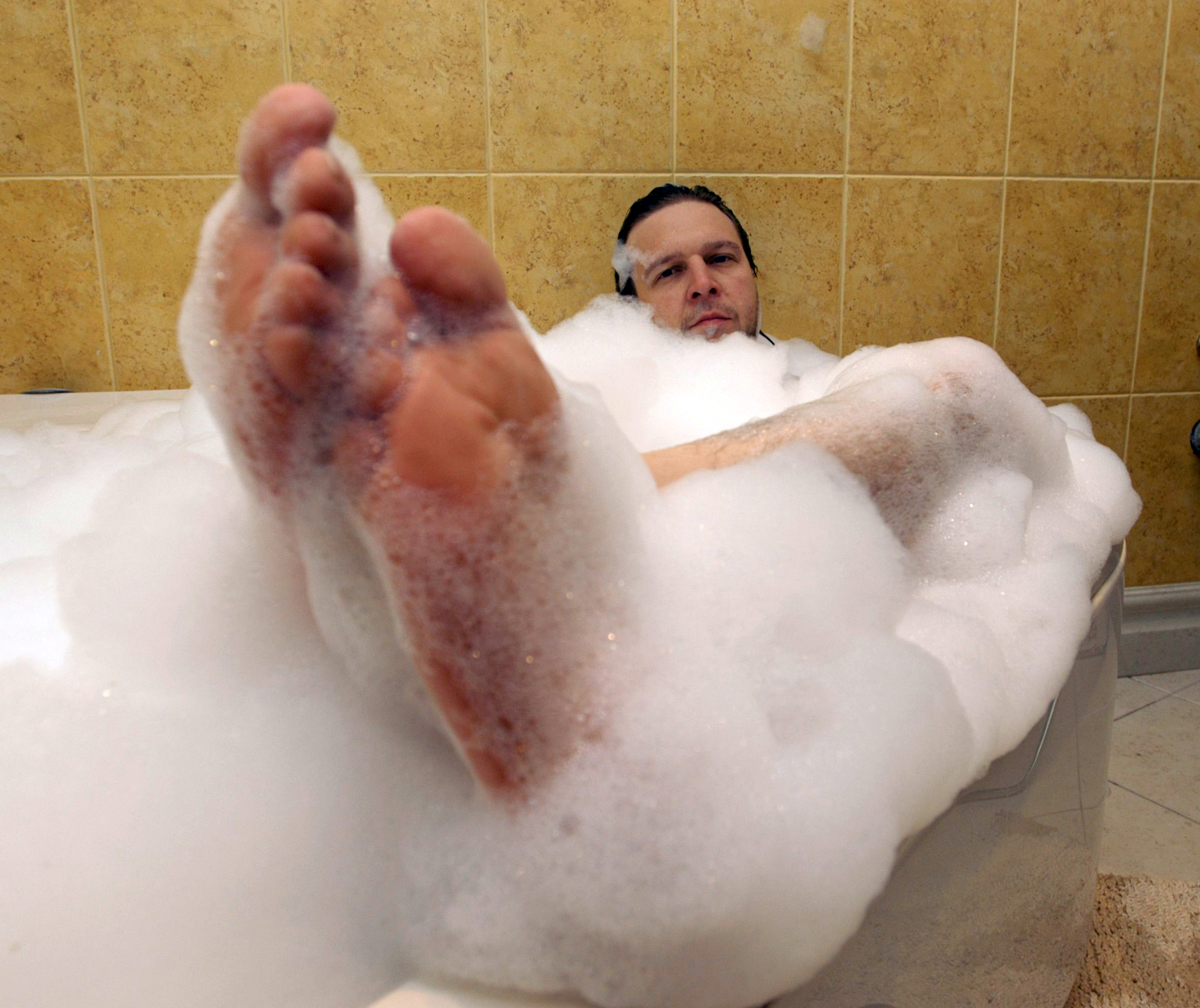 Крещенские купания. О крещении. Можно мыться в крещение в ванной дома. Парни в проруби. Можно мыться в крещение в ванной дома.