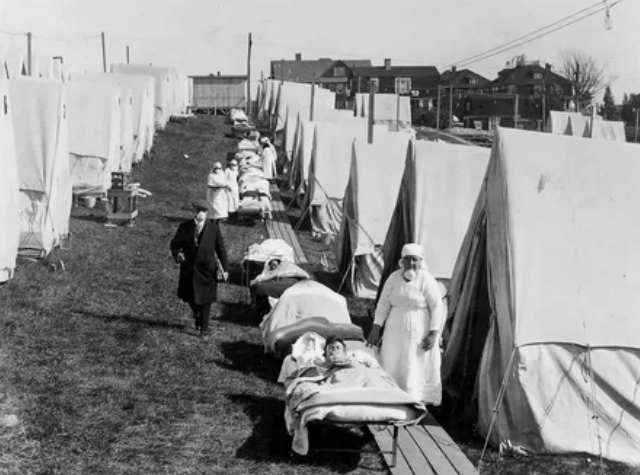 Больница скорой помощи, созданная в Бруклине, штат Массачусетс, для оказания помощи больным гриппом, сфотографирована в октябре 1918 года