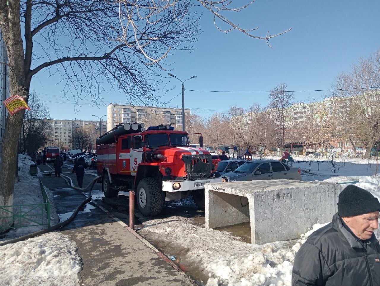 Неприступный дом: в Челябинске пожарная машина застряла на подступах к горящей квартире