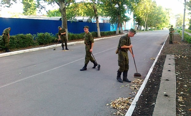 Пхд это расшифровка. День ПХД В армии. Уборка территории в армии. Парково хозяйственный день в армии. Уборка территории воинской части.