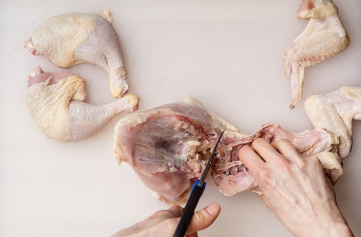 Как разделать курицу при помощи ножниц