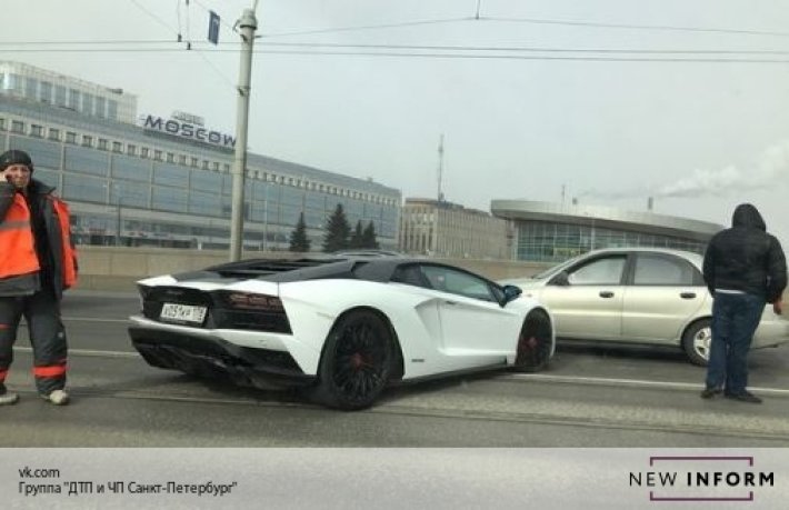 В Петербурге суперкар Lamborghini протаранил трамвай и легковушку