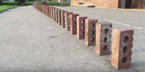 Двойное домино из кирпичей