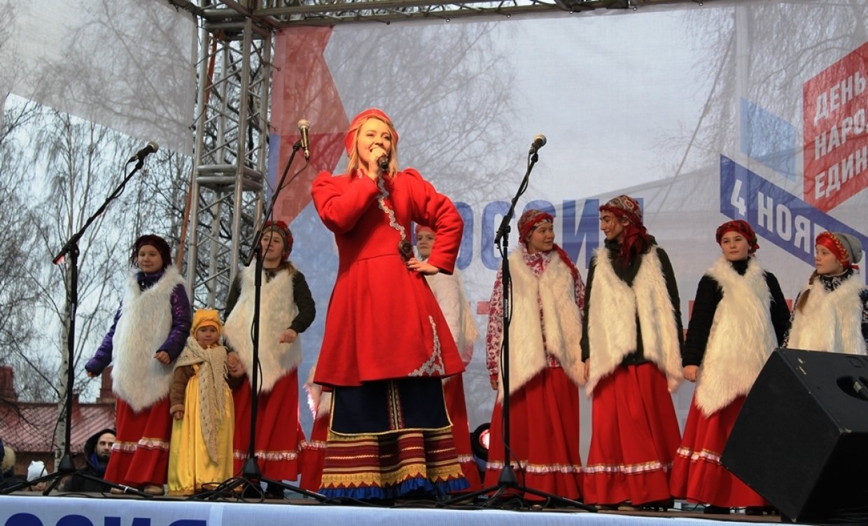 Забеги и эстафета рукопожатий: как Россия празднует День народного единства
