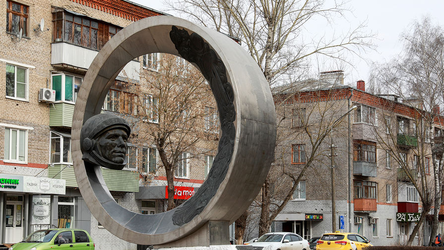 Памятник гагарину в москве установлен. Памятник космонавту Юрию Гагарину. Памятник Гагарина в Москве. Статуя Гагарина в Москве. Монумент Космонавтов в Москве.