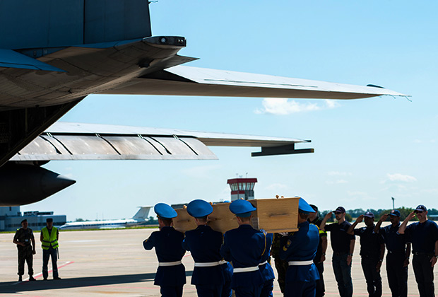 Церемония прощания и отправка в Нидерланды первого самолета с телами погибших